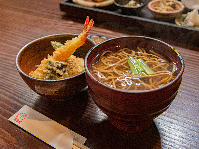 お昼限定のメニュー小天丼とお蕎麦