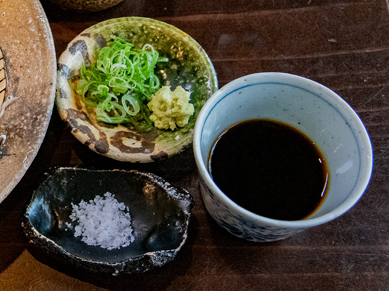 ネギとワサビと一緒に、辛めのそばつゆにつけて食べる