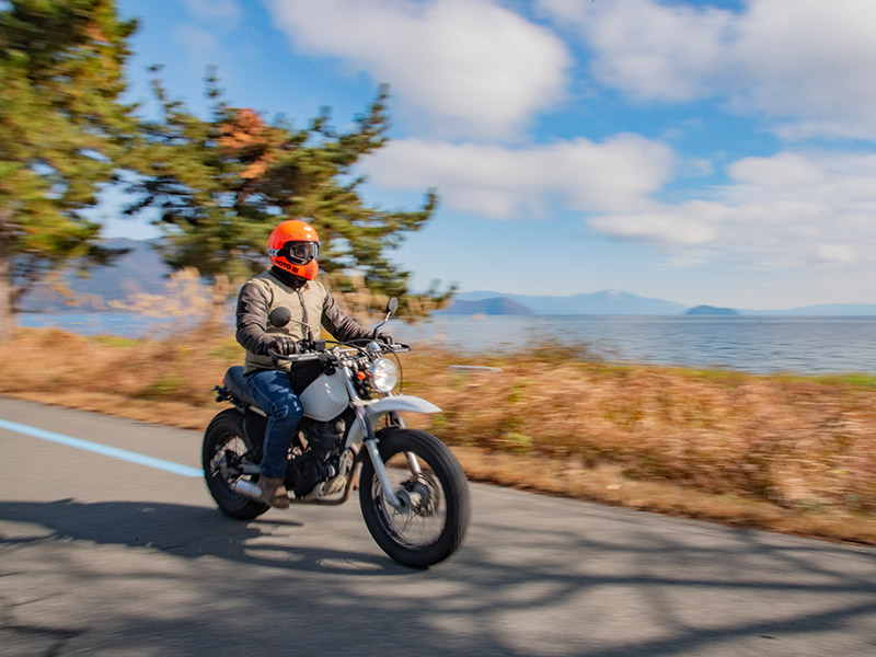 びわ湖の湖畔をバイクでツーリング