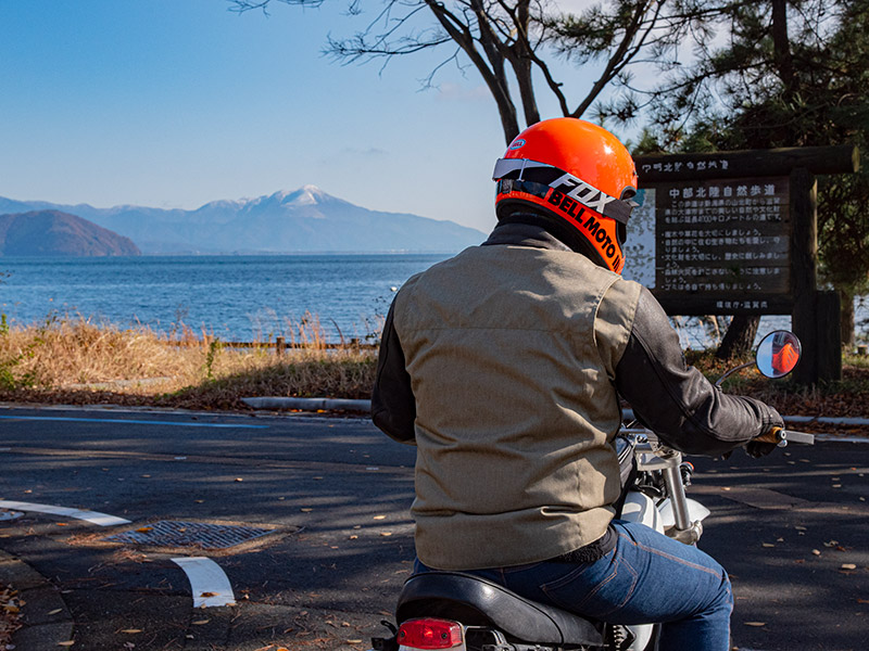 びわ湖の向こうに伊吹山が見える