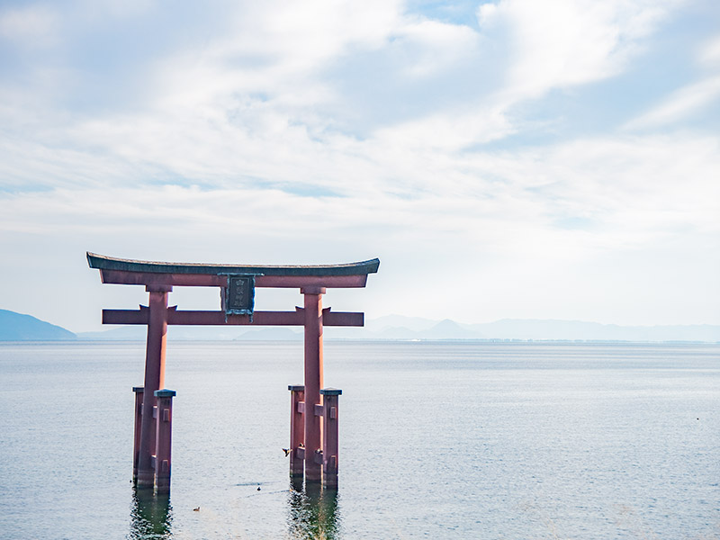 びわ湖に浮かぶ白鬚神社の鳥居