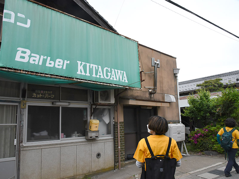 床屋さんの軒先テントがレトロで懐かしい雰囲気