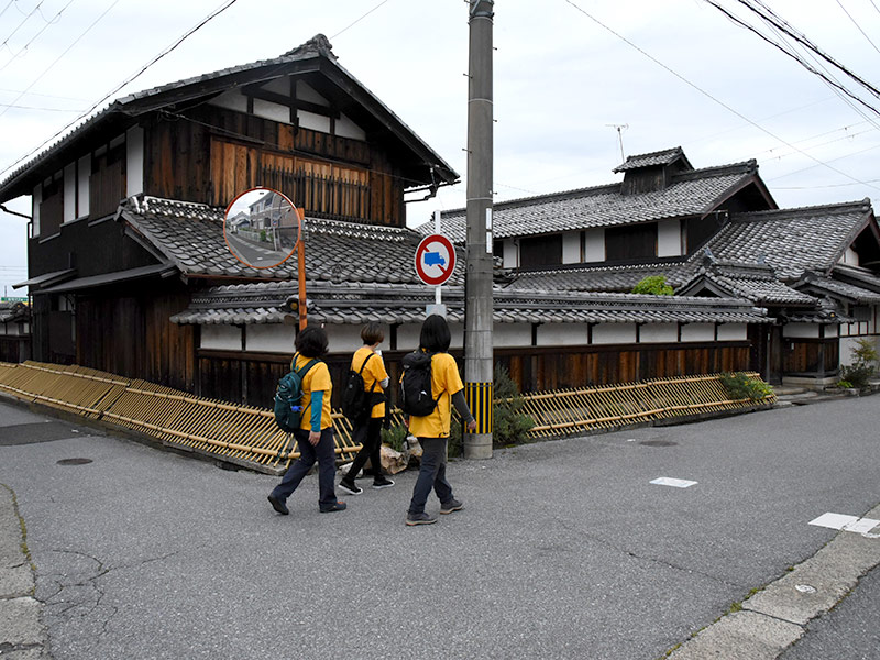 北国街道は高月の集落内を歩く