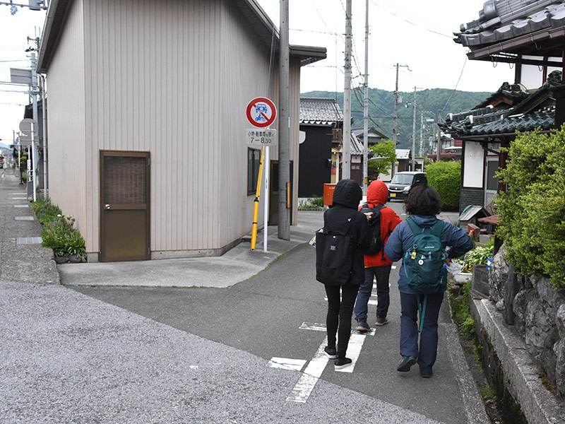 千田の信号機から木之本宿を目指す