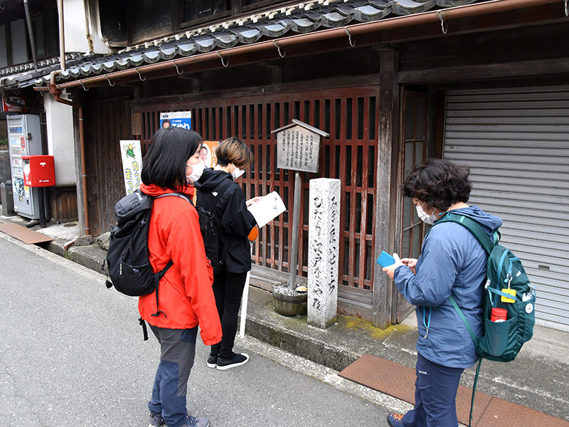 木之本にある北国街道と北国脇往環の交差点を記した立札