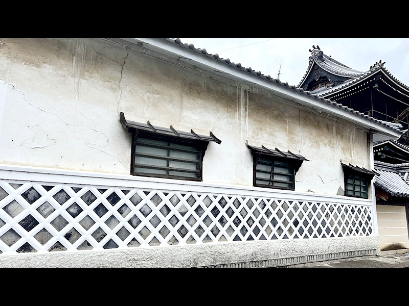 大通寺・白壁の塀