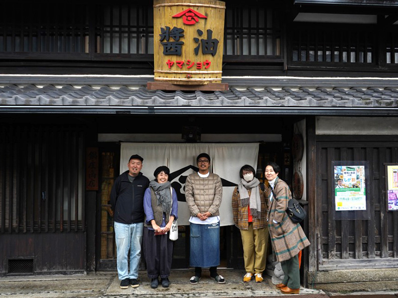 明治初期創業の鍋庄商店さん。町の人は「鍋庄さん」と親しまれている醤油屋さん