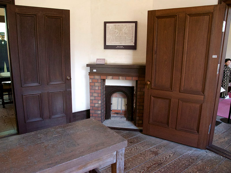 旧長浜駅舎の煙突と暖炉