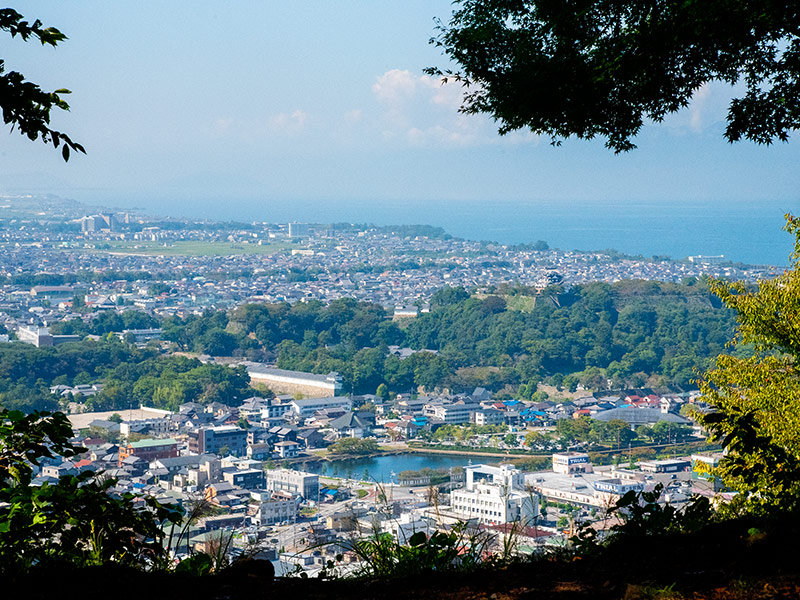 佐和山城の本丸から見える彦根城