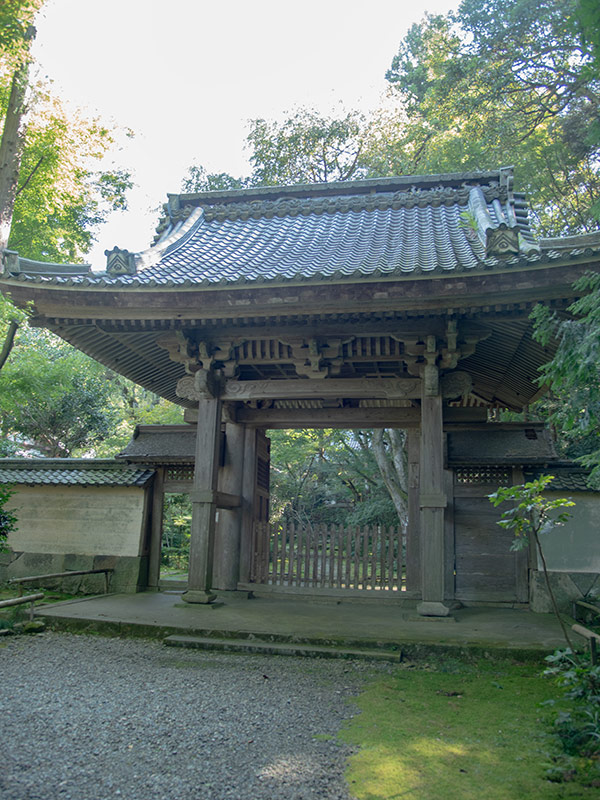 佐和山の麓にある龍潭寺の山門をくぐり佐和山城の本丸へ