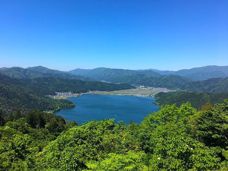 賤ヶ岳古戦場合戦によって血に染まった言われる余呉湖