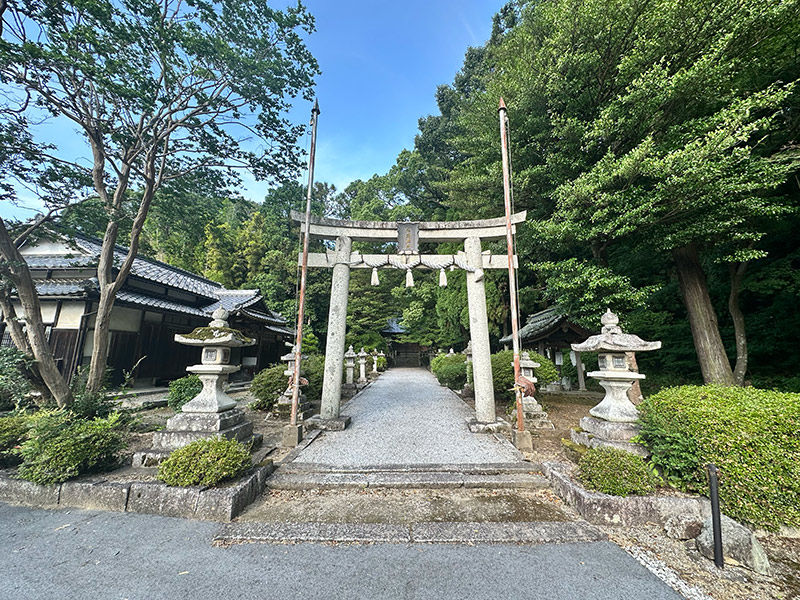 田村山の麓にある忍海(おしうみ)神社