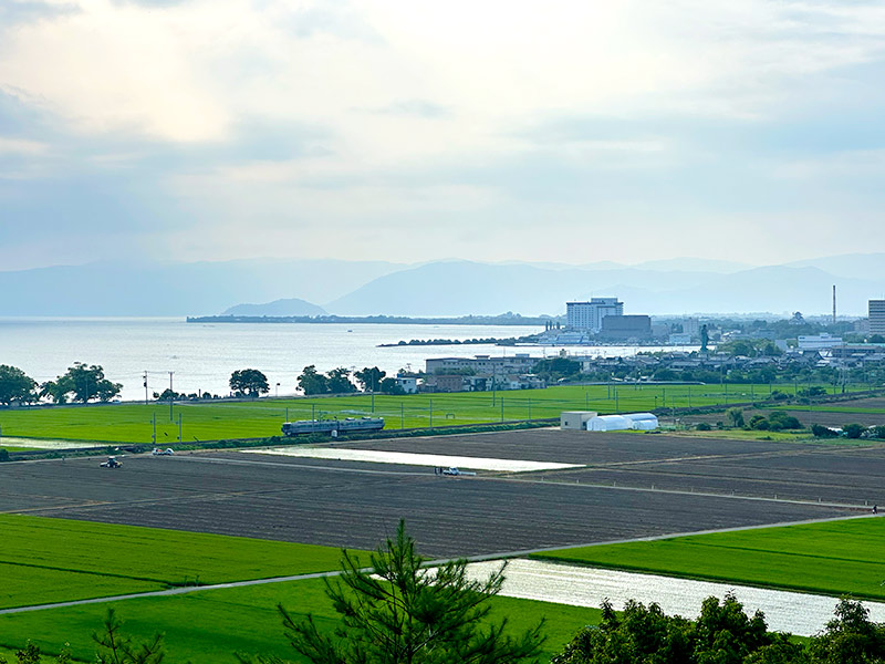 田村山からの景色。長浜の街。広がる田園。そして、その先には琵琶湖。