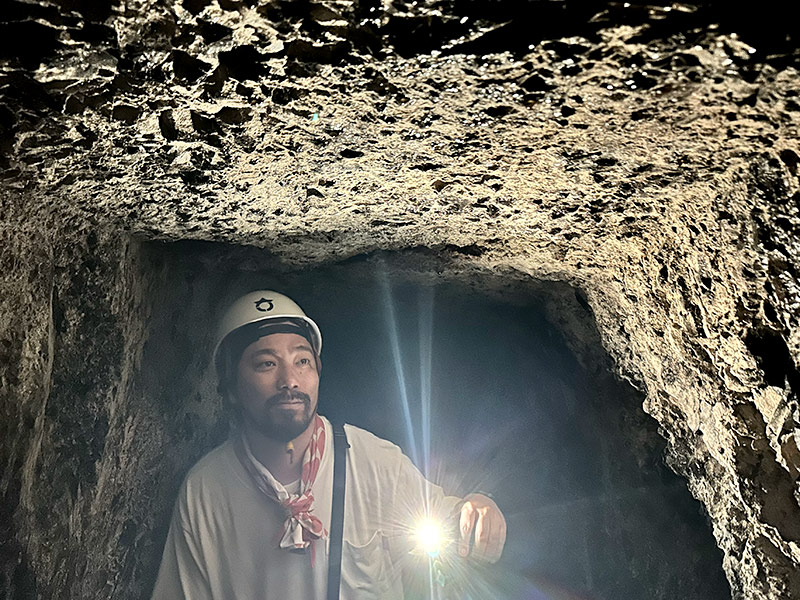 自然の山を人の手でくり抜いたトンネル
