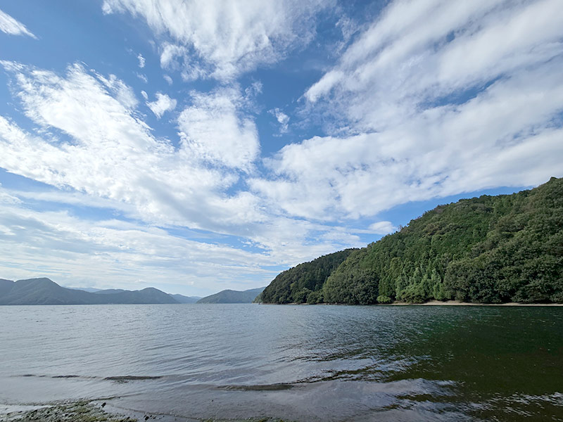 琵琶湖の景色。視界が一気に開ける。青い空、青い湖面