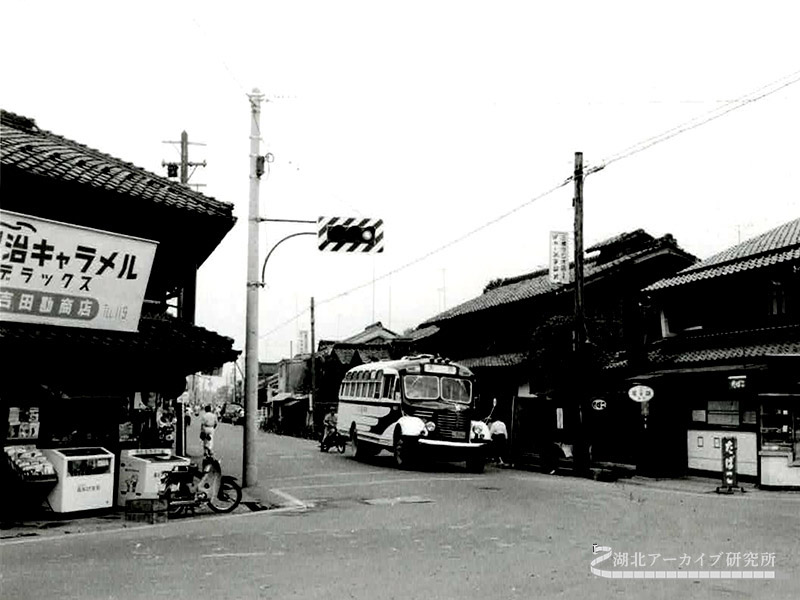 1963年頃の高田交差点、昔の看板やバスが残る風景